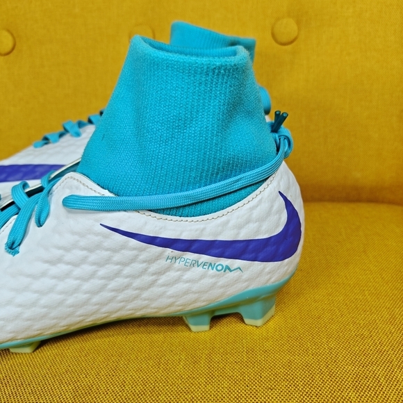 EUC Nike Hypervenom Phantom 3 Academy Athletic White Blue Soccer Cleats Men\'s 8